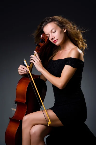 Jogadora de música feminina contra fundo cinza — Fotografia de Stock