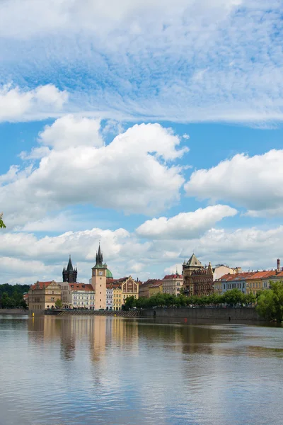 Uitzicht op de rivier de Vltava in Praag — Stockfoto