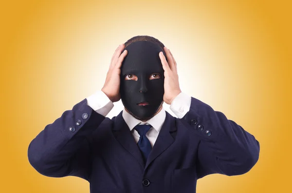 Man med mask mot lutningen — Stockfoto