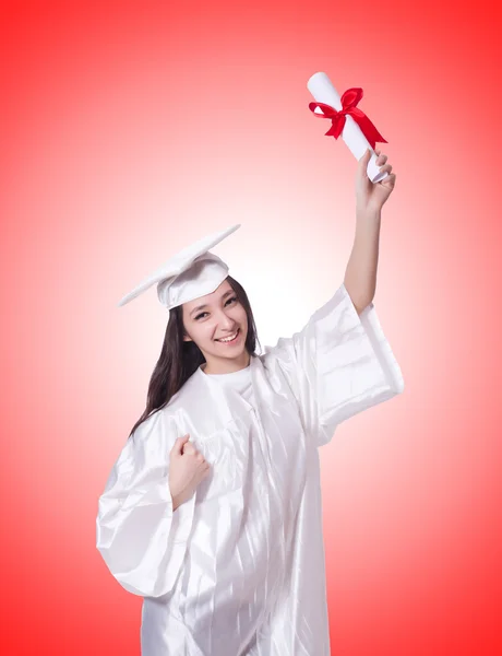 Ung kvinnlig student med diplom mot lutningen — Stockfoto