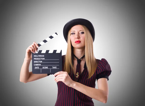 Gangsterin mit Filmtafel gegen das Gefälle — Stockfoto