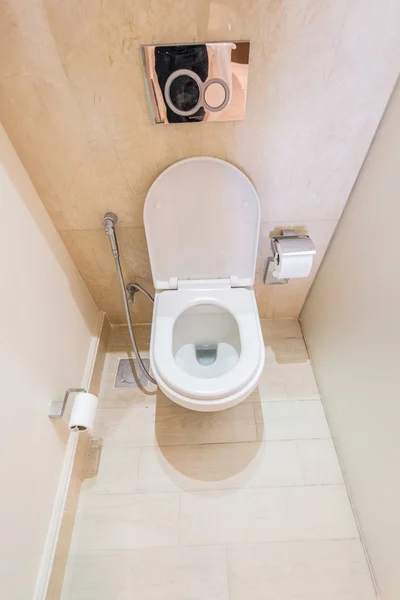 Toilettenraum im modernen Interieur — Stockfoto