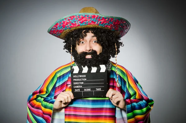 Смешной волосатый мексиканец с аплодисментами в кино — стоковое фото