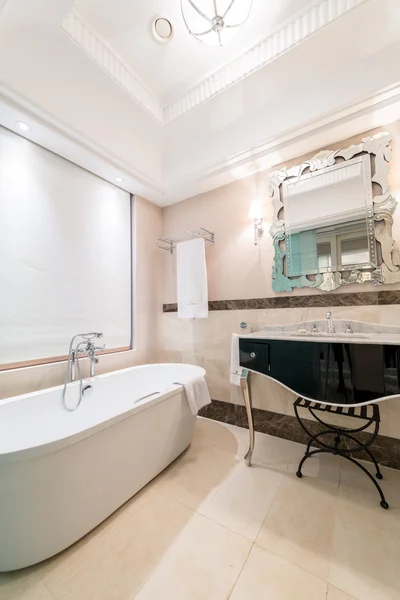 Moderno bagno interno con vasca — Foto Stock