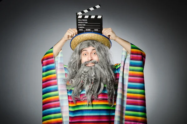 Divertido peludo mexicano con película clapper — Foto de Stock