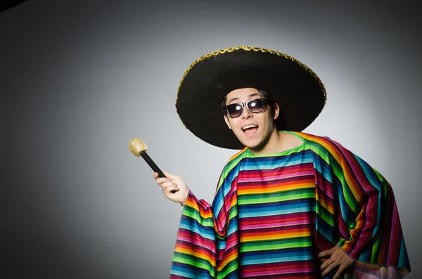 在卡拉 ok 的滑稽墨西哥唱歌 — 图库照片
