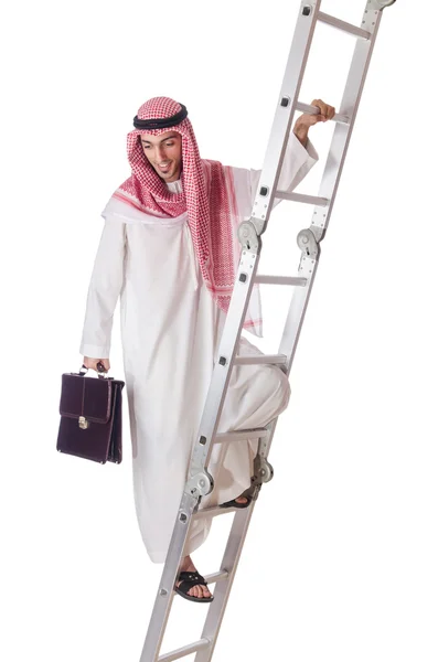 Homme d'affaires arabe monter les escaliers sur blanc — Photo