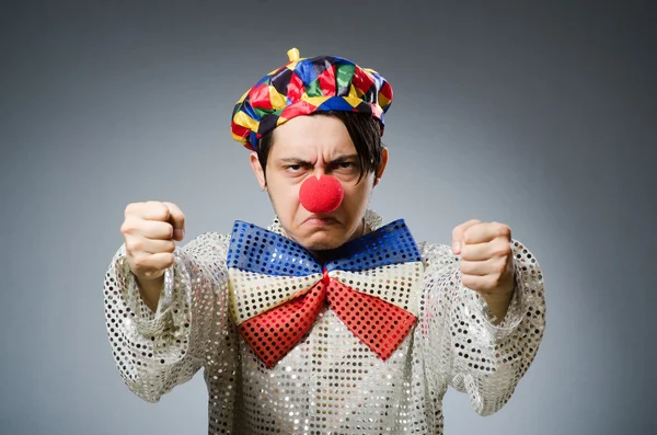 Lustiger Clown vor grauem Hintergrund — Stockfoto