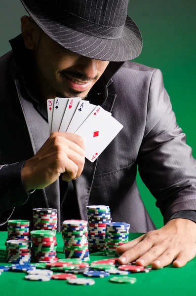 Człowiek gra w kasynie — Zdjęcie stockowe