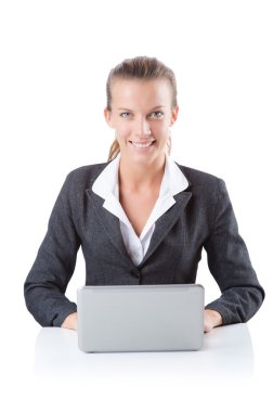 Ofis yöneticisinin dizüstü bilgisayarda yazması beyaza izole edildi