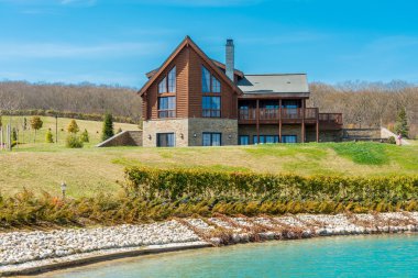 Parlak gün su yakınında modern ev