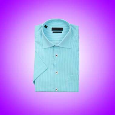 Hoş erkek gömleği, eğime karşı.