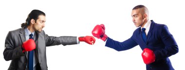 İki işadamı beyazlar arasında boks yapıyor.