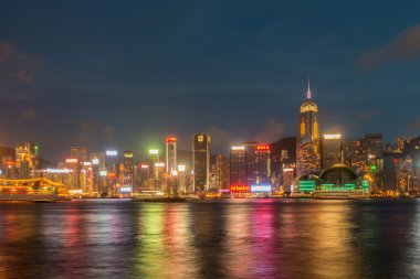 Gün batımında Hong Kong manzarası