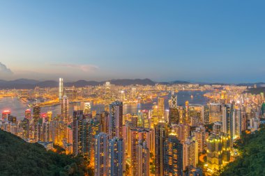 Gün batımında Hong Kong manzarası