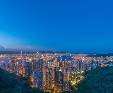 Gün batımında Hong Kong manzarası