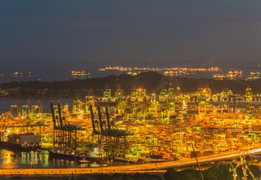 Akşam saatlerinde Singapur konteynır limanı