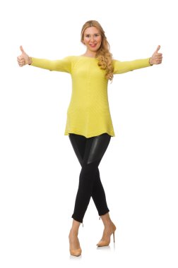 Sarı bluzlu güzel bir kadın beyazlar içinde soyutlanmış.