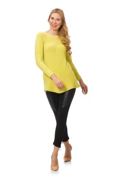 Sarı bluzlu güzel bir kadın beyazlar içinde soyutlanmış.