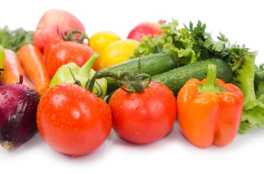 Karışık sebze üzerinde beyaz izole