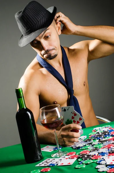 Man drinking and playing in casino — Stock Photo, Image