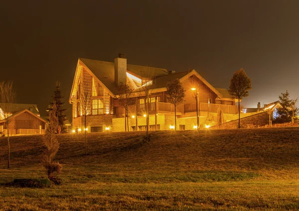 Mooi modern huis tijdens de avonduren — Stockfoto