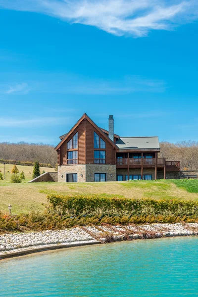 Modernes Haus am Wasser bei hellem Tag — Stockfoto