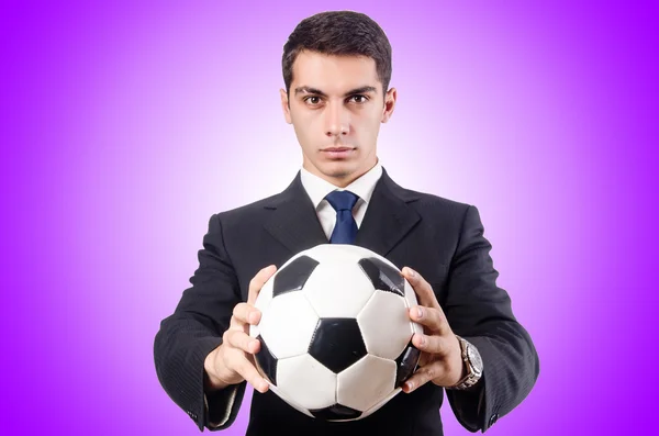 Joven hombre de negocios con el fútbol contra el gradiente — Foto de Stock