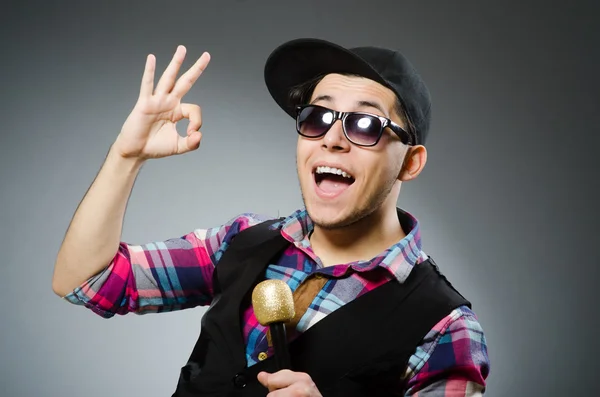 Homem engraçado cantando em karaoke — Fotografia de Stock