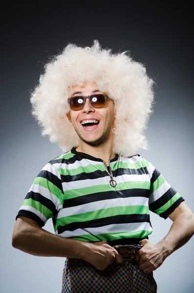 Homme drôle avec une coiffure afro contre le gradient — Photo