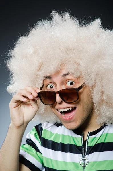 Homem engraçado com penteado afro contra o gradiente — Fotografia de Stock