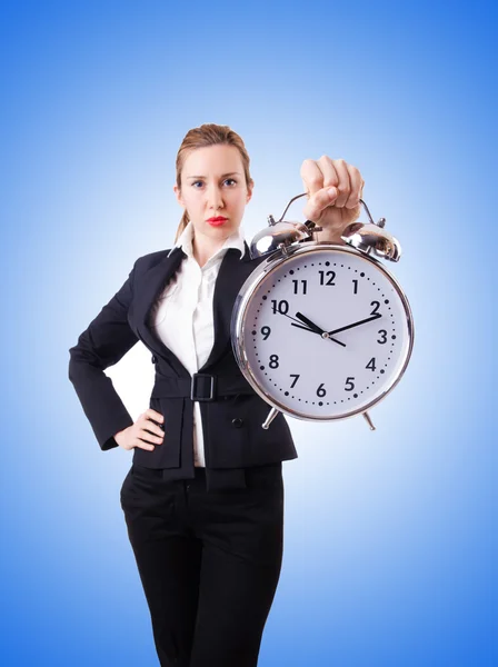 Kobieta bizneswoman z gigantycznym zegarem — Zdjęcie stockowe