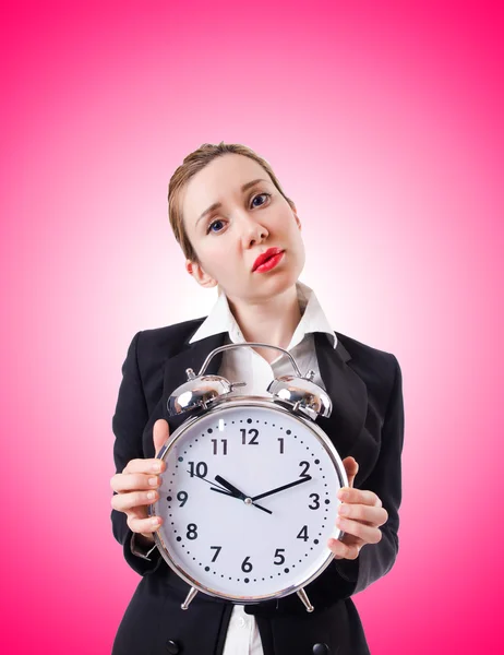 Femme d'affaires avec horloge géante — Photo