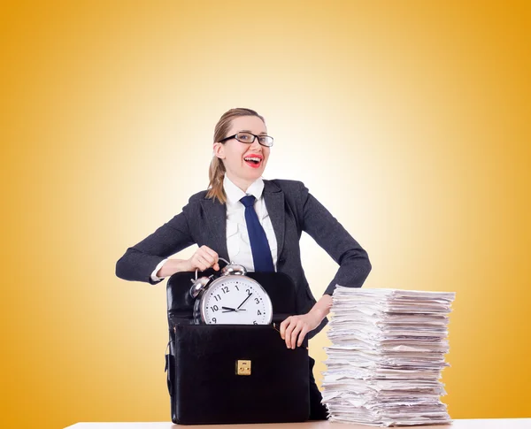 Kvinna affärskvinna med klocka och papper — Stockfoto