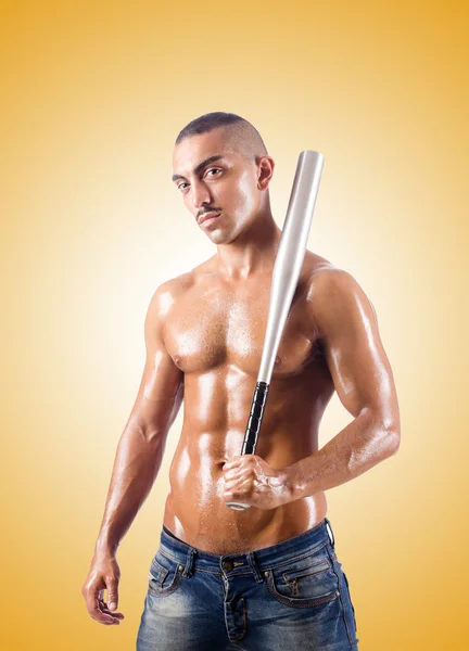 Hombre musculoso con bate de béisbol — Foto de Stock