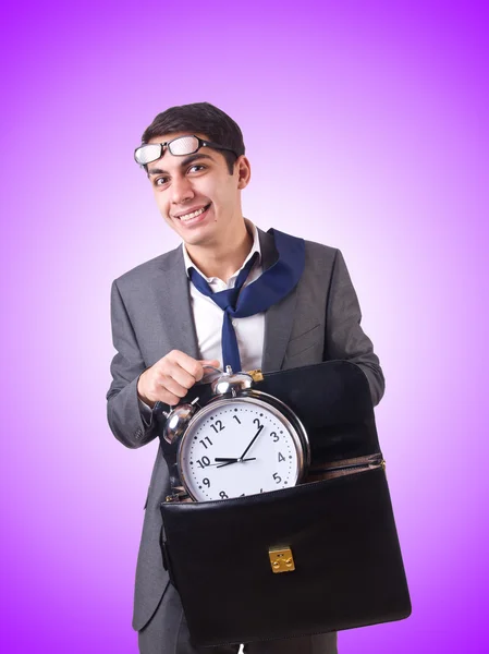 Uomo d'affari con orologio contro il gradiente — Foto Stock