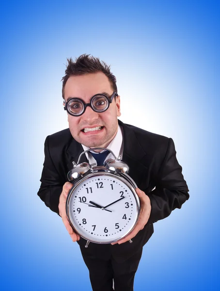 Affärsman med klockan mot lutningen — Stockfoto