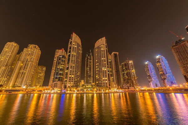 Arranha-céus marina Dubai durante as horas da noite — Fotografia de Stock