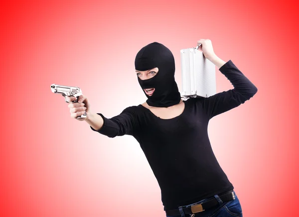 Criminoso com arma contra o gradiente — Fotografia de Stock