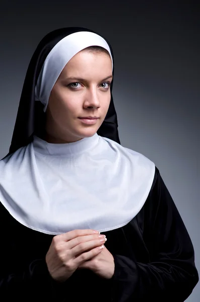 Junge Nonne in religiösem Konzept — Stockfoto