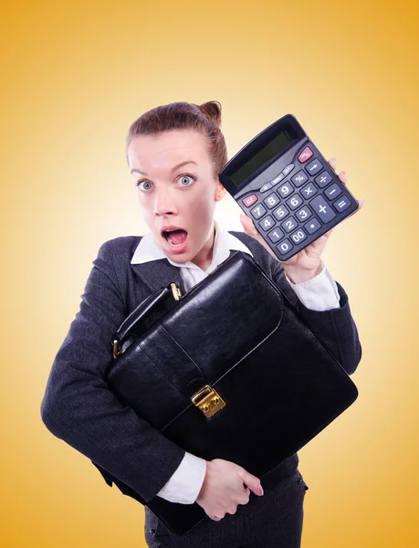 Nerd vrouwelijke boekhouder met calculator — Stockfoto