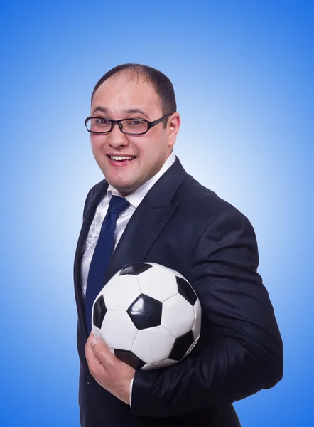 Geschäftsmann mit Ball gegen das Gefälle — Stockfoto