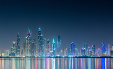 Gece saatlerinde Dubai marina gökdelenleri