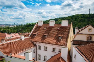 Parlak yaz gününde Prag manzarası