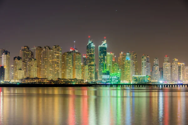 Dubai marina skyscrapers в нічний час — стокове фото