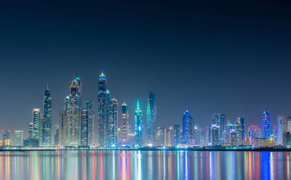 Dubai Marina rascacielos durante las horas nocturnas —  Fotos de Stock