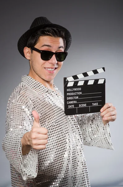 Jovem assistente de câmera com clapperboard — Fotografia de Stock