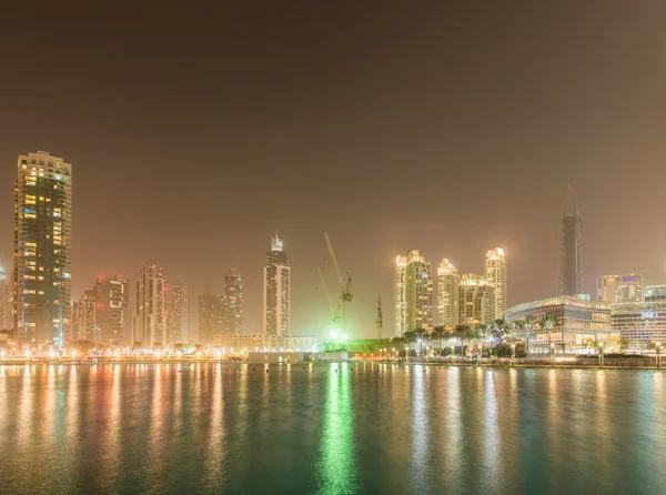 Dubajský přístav mrakodrapy během nočních hodin — Stock fotografie