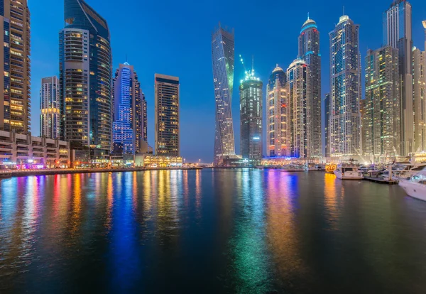 Dubai Marina rascacielos durante las horas nocturnas — Foto de Stock