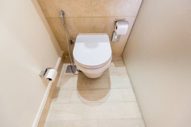 Modern iç mekanda tuvalet.